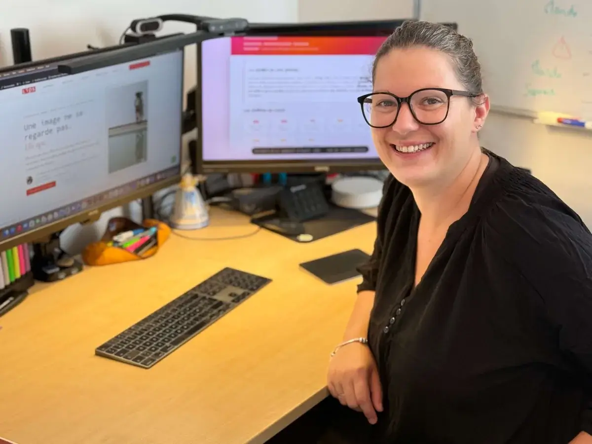 Charlène Delporte, consultante SEO, à son bureau
