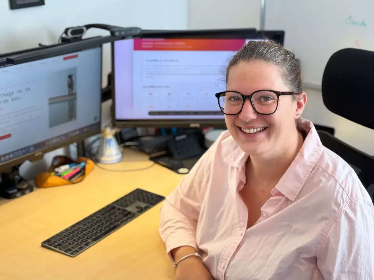 Charlène Delporte à son bureau de Sérignan, où elle crée et référence des sites WordPress
